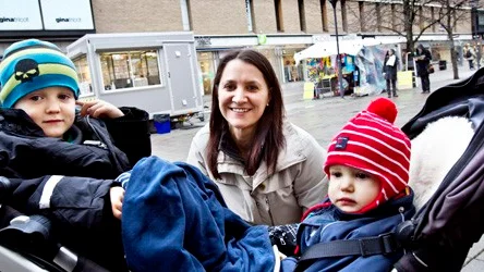 Maria Jonsson sparar varje månad åt barnen Philip och Linn.