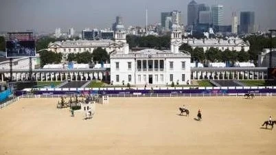 Hoppbanan ligger i ståtliga omgivningar i parken utanför sjöfartsmuseet i Greenwich, National Maritime Museum.