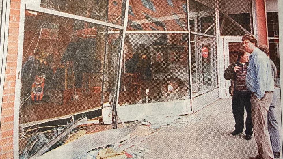 Kuriren 1 april 1997. Det blev ett trafikmissöde med råge när övningsföraren tryckte på gasen i stället för bromsen och backade rakt in i Näckrosens fönster.  