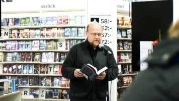 Ola Larsmo på Akademibokhandeln.