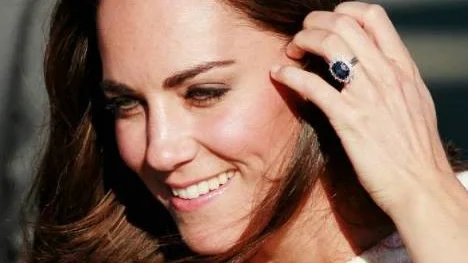 Kate Middleton, gift med prins William i Storbritannien, med sin förlovningsring.