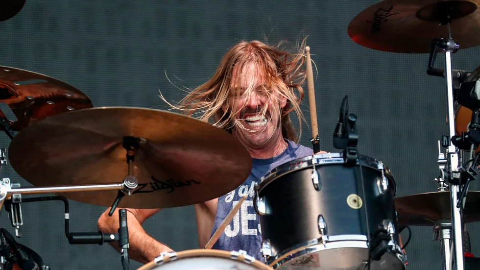 Trummisen Taylor Hawkins i Foo Fighters har avlidit. Här spelar han tillsammans med bandet i Franklin, Tennessee, i september 2019.