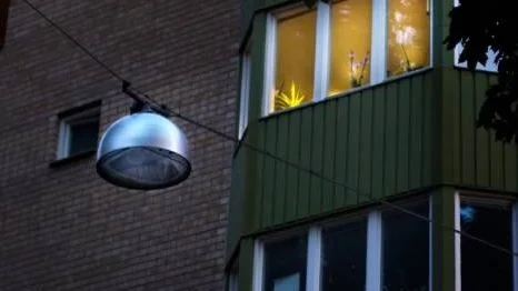 Släckta lampor på Salagatan mellan Vaksala torg och Norrtäljegatan.