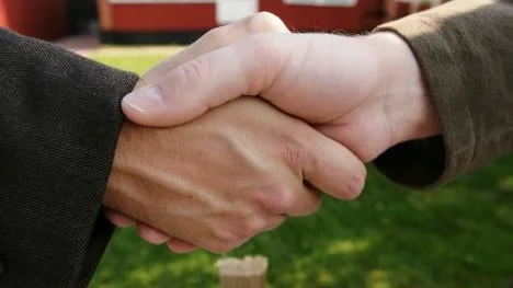 20060914
Arrangerad bild på två personer som skakar hand vid försäljning / köp av ett bostadshus. I bakgrunden en villa med en skylt med texten "till salu". 
Nu faller priserna på villor och bostadsrätter.
Bild till TT-sön-bostadsköp
Foto Fredrik Sandberg / SCANPIX / Kod 10180