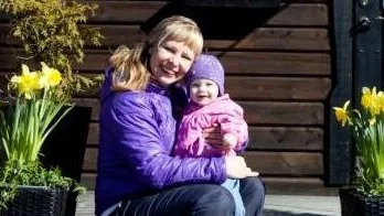 Krista Åkerfeldt fyller 40 år. Här sitter hon med dottern Alva.