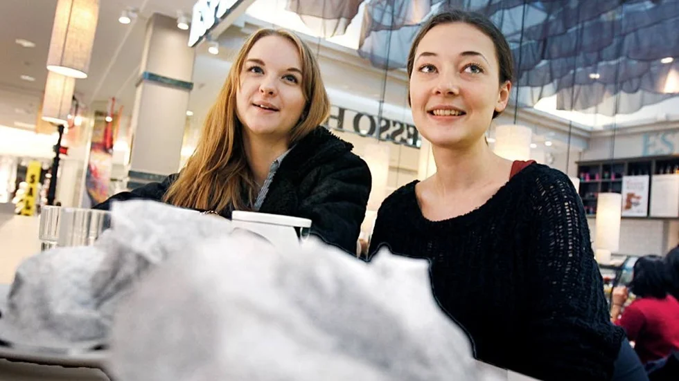 Jennifer Mattsson och Josefin Karlsson undviker ingen särskild mat i Sverige, men om de är utomlands är de försiktiga med sushi och kalla skaldjursrätter.