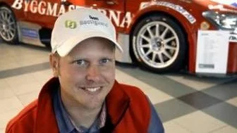 Alx Danielsson med sin bil.