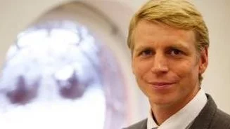 Per Bolund (MP) skriver tillsammans med Lise Nordin (MP).