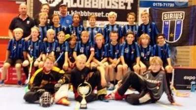 Spelarna som vann Roslagscupen var, bakre raden från vänster: Victor Raak, Gustav Högberg, Jonathan Ekberg, Anton Wenner, Emil Henriksson, Lucas Berglund, Tim Kyller.

Främre raden: Noel Kyller, Albert Nygren, Arvid Alenfalk, Melvin Götz, Marcus Tidblom, Rikard Thunell, Erik Lundqvist, Johan Thoren, Aryan Tavakoli, Simon Liljeblad, Filip Neckowski-Knutsson

Sittande på golvet: Adam Peterson, Jonathan Karlsson, Vilgot Jansson,