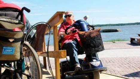 Tillgängligt. Inger Erlandsson tar sig lätt upp vid den nya rampen nere vid sjöbodarna. Även Arne Svennebäck kan ta sig upp med sin rullstol.