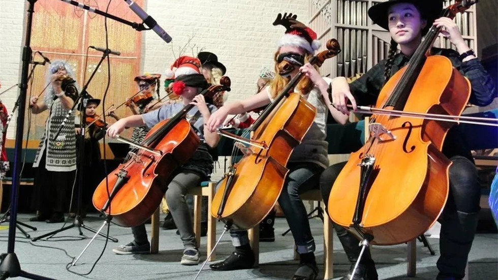 PÅ KÄNN. Elina Widén och Ellen Linderstad spelade Kiss på känn med förbundna ögon i en cellotrio tillsammans med Linn Johansson.
