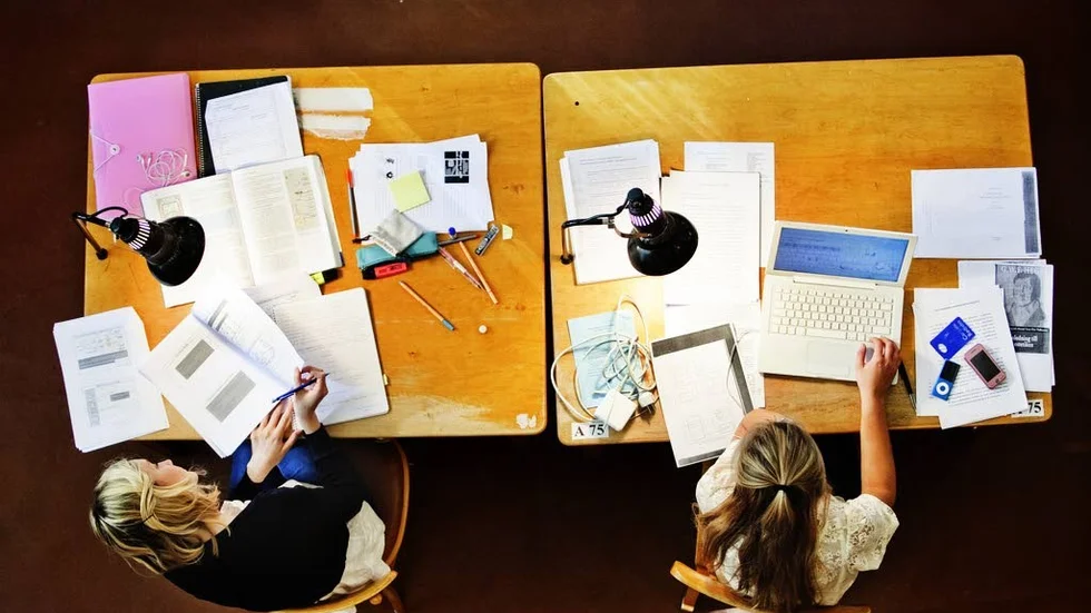 Är manliga akademiker mer produktiva än kvinnor? Ja, enligt artikelförfattarna som hänvisar till en KTH-studie om skillnader i akademisk prestation mellan könen.