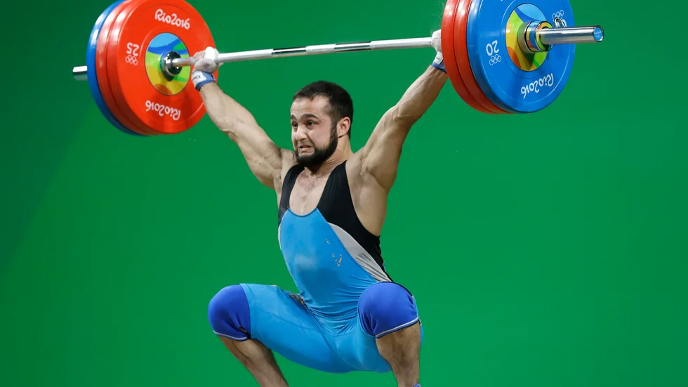 Nijat Rahimov, Kazakstan, under OS i Rio 2016. Rahimov tog guld i 77-kilosklassen men blir nu av med medaljen efter att ha stängts av för dopningsbrott. Arkivbild.
