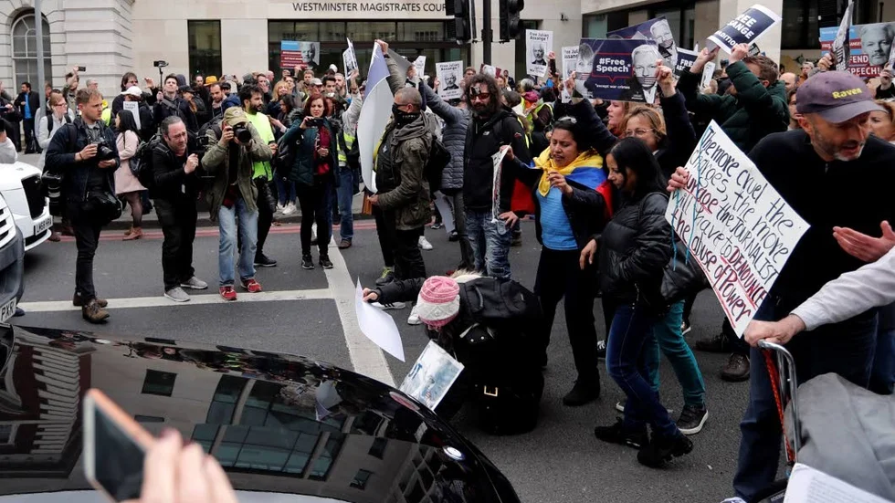 Julian Assange-anhängare blockerar en väg framför Westminster Magistrates Court i London, torsdagen den 2 maj 2019.