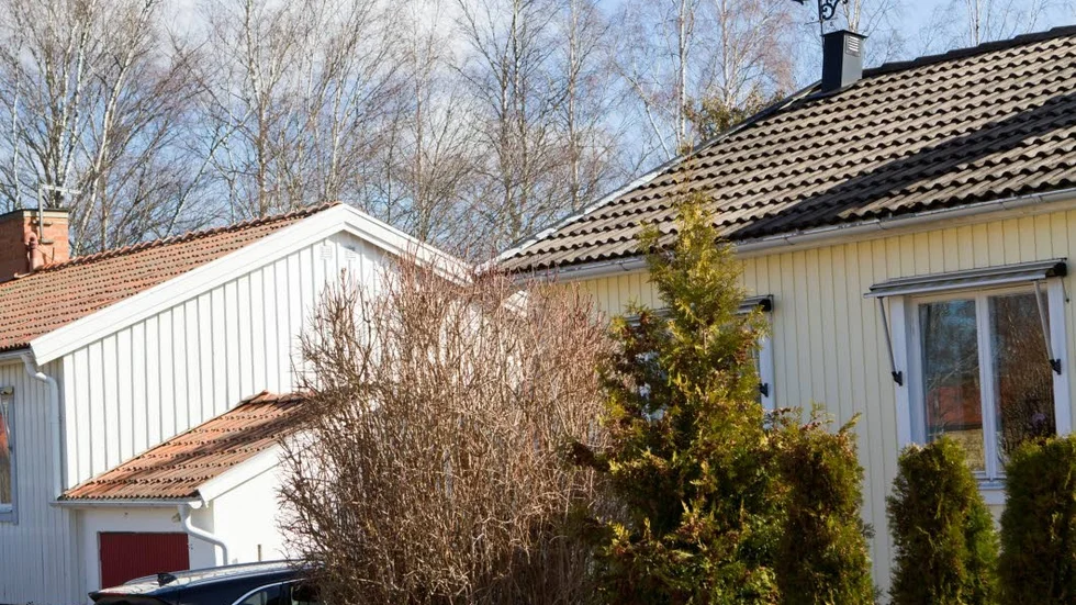 I området finns flera hus med andra färger på taket än rött.