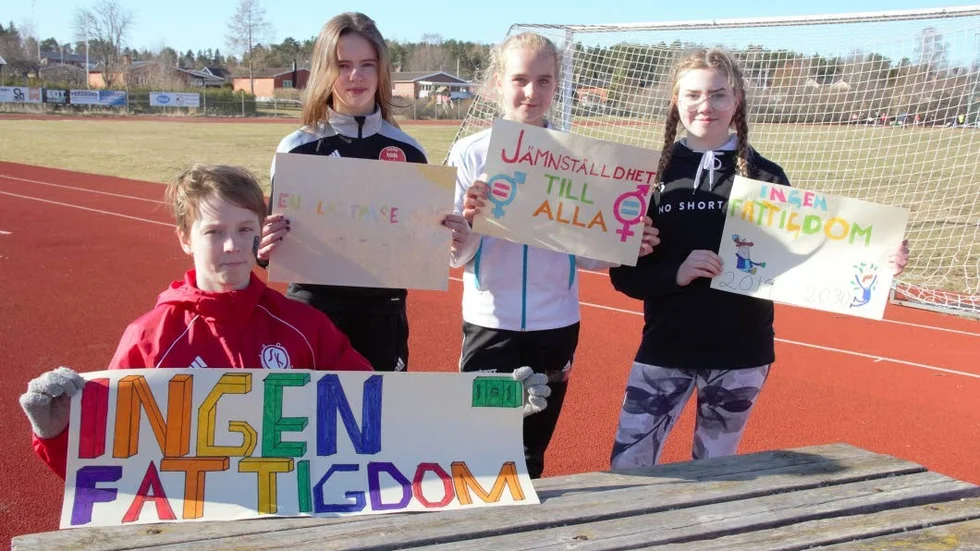 Oskar Ånöstam, Kajsa Meldgaard, Wilma Johansson och Clara Andersson i årskurs 6 på Edskolan i Östhammar uppmärksammar FN:s globala mål genom att delta i "Jorden-runt-loppet".