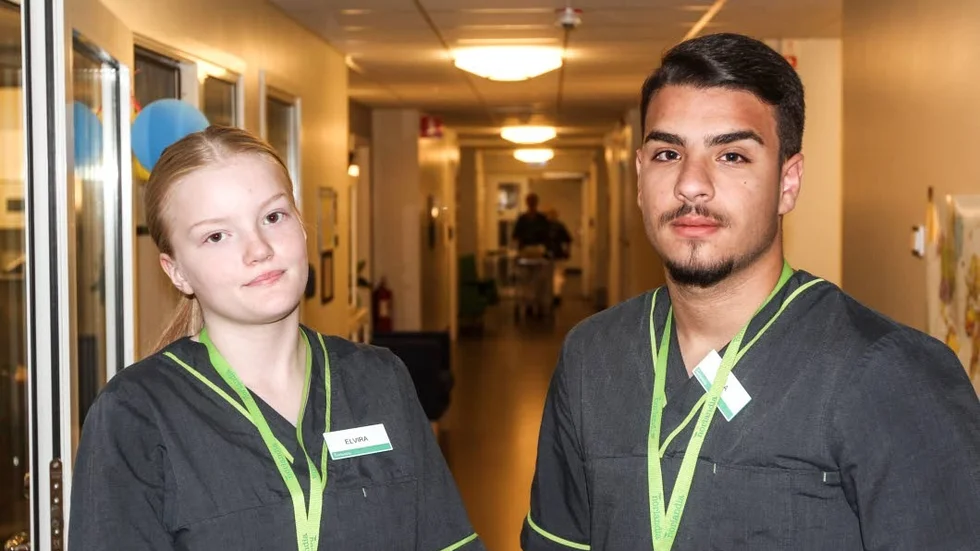 Elvira Sandvold och Issa Hashem är två av Enköpings ungdomar som feriejobbar i sommar. Här på Kungsgårdens omvårdnadsboende.