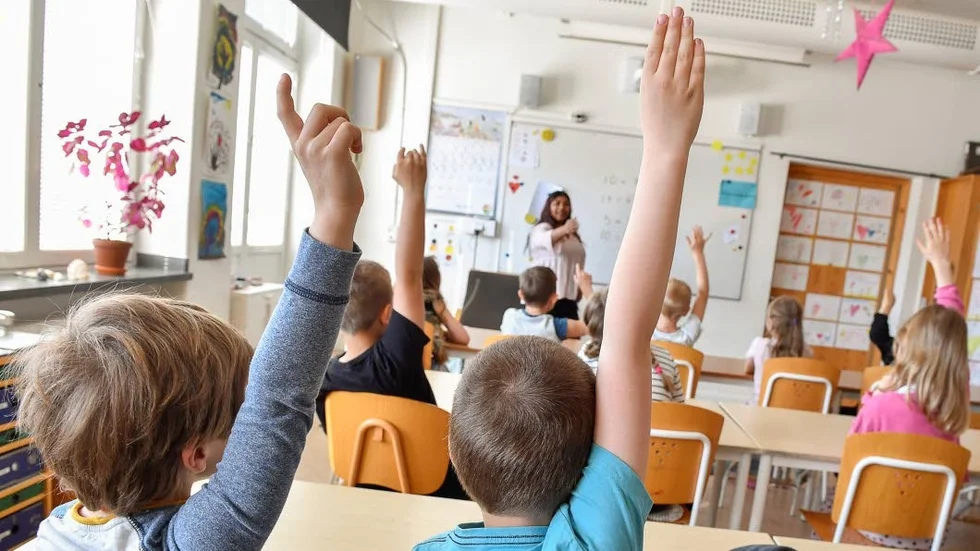 Skolelever som har språkstörningar som läs- eller uttalssvårigheter kommer inte att ställas i den kommunala logopedkön under kommande år. Kön är nämligen redan ett år lång. I stället görs en översyn av samarbetet med Region Uppsala. som dock uppger att man kommer att arbeta på precis som vanligt.