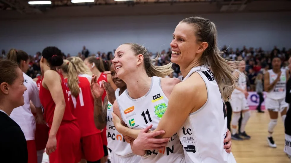 Sandra Hansson (t h) kan numera titulera sig som svensk mästare i basket.