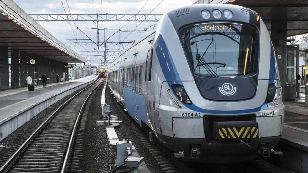 En högjudd och berusad man åtalas för hot mot tjänsteman efter tågresan till Uppsala. 
