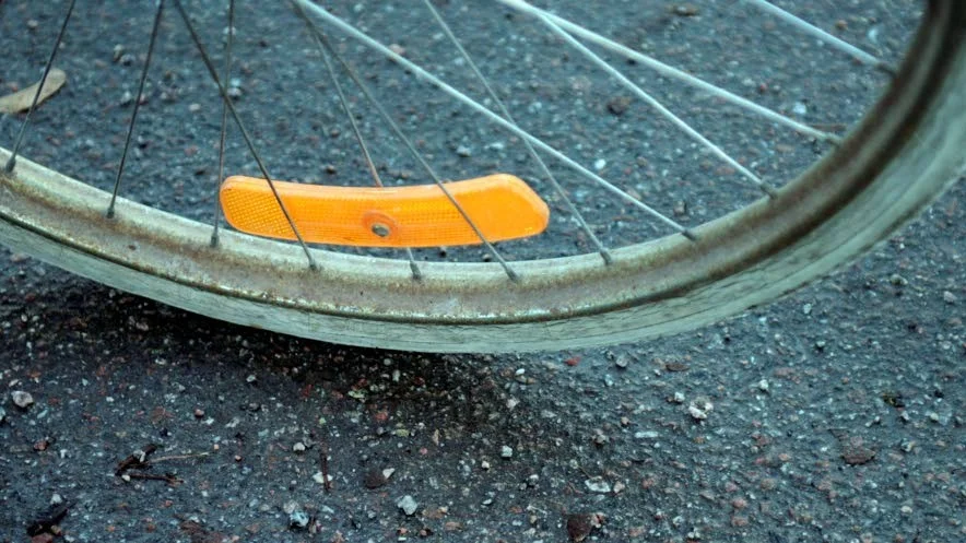 Skadegörelse har skett på tre bilar parkerade på Eriksgatan när någon har cyklat över dem.