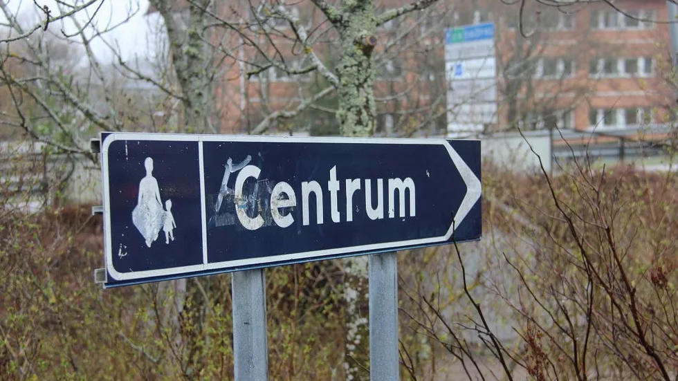 En person blev av med en webbkamera och mobiltelefon på Centrumleden i Bålsta.
