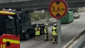 Militärfordon fast i bron vid Vasavägen