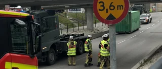 Militärfordon fast i bron vid Vasavägen