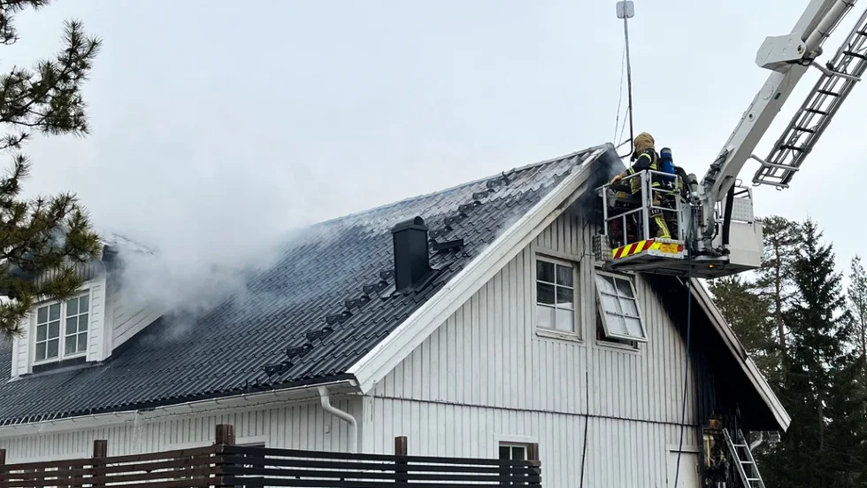 Räddningstjänst jobbar med att släcka branden i en villa utanför Kalix.