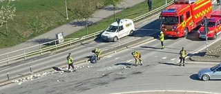 Glass på vägen – här har glassbilen tappat sin last i rondellen