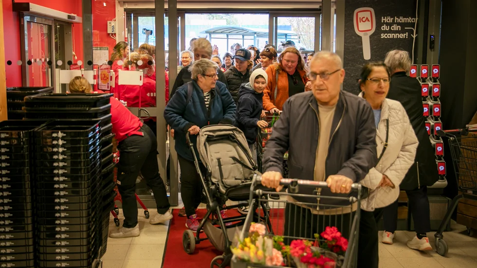 Kunderna vällde in i butiken, nyfikna på hur det ser ut och vad butiken har att erbjuda.