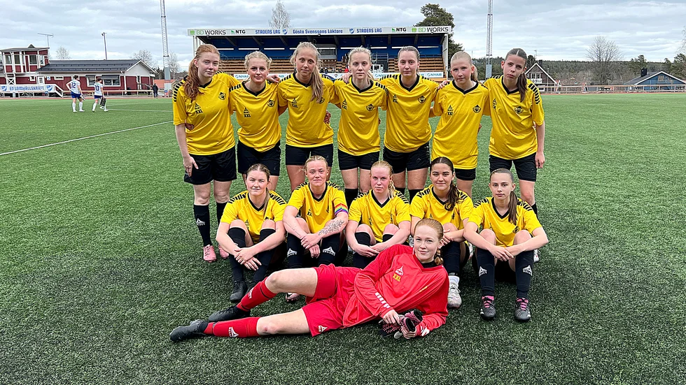 Kaif föll med uddamålet i seriepremiären. Övre raden, fr v: Elsa Tånger, Stella Lundqvist, Klara Lindqvist, Annie Marklund, Ellen Viklund, Livia Kågström, Moa Eriksson. Nedre raden, fr v: Wilma Larsson, Alwa Huss, Agnes Hellgren, Mika Larsson, Maya Christoffersson. Liggande: Alma Lidgren. Saknas på bild: Tilda Avander.