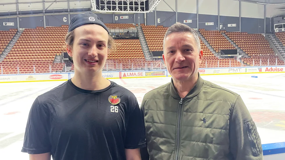 Melvin Wande, 16, och pappa Per Wande, 48. Nu ska sonen försöka göra det som sin farsa inte lyckades med för 31 år sedan. Under torsdagen inleds SM-finalserien mot Djurgården i Coop Norrbotten Arena. 