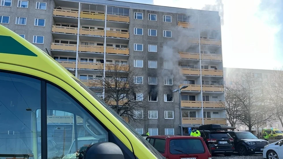 Röken steg mot himlen och syntes högt över Marielund.