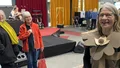 Ger modeindustrin en känga – klädd i klänning av papp