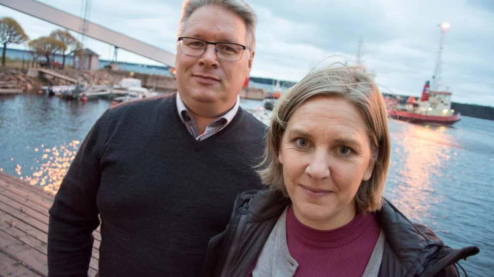 MILJÖVÄNLIGA. Karolina Skog, landets miljöminister, mötte Henrik Vuorinen, Luleå hamns vd, vid gårdagens besök i Luleå. ”Att föra över fler godstransporter från väg till sjö är en viktig pusselbit i att ställa om till helt fossilfritt i framtiden”, säger Karolina Skog.