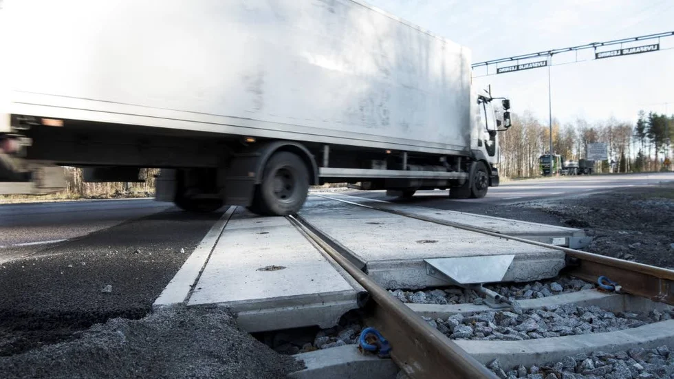 Guppigt. Hastigheten är nedsatt från 70 kilometer i timmen till 30 efter reparationen kring järnvägsövergången.