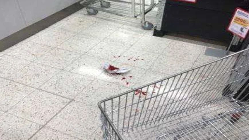 Blodigt. På det här sättet såg det ut intill kassorna på Jula efter den misstänkta knivskärningen. Den misstänkte pojken förnekar brott.