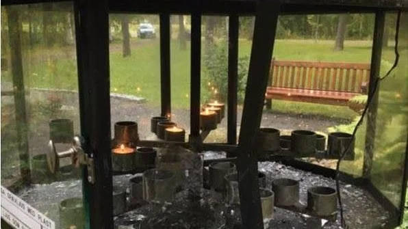 Sönderslagen. Ljusbärarna i minneslunden var förstörda när Madeleine Lundgren kom dit på fredagen.