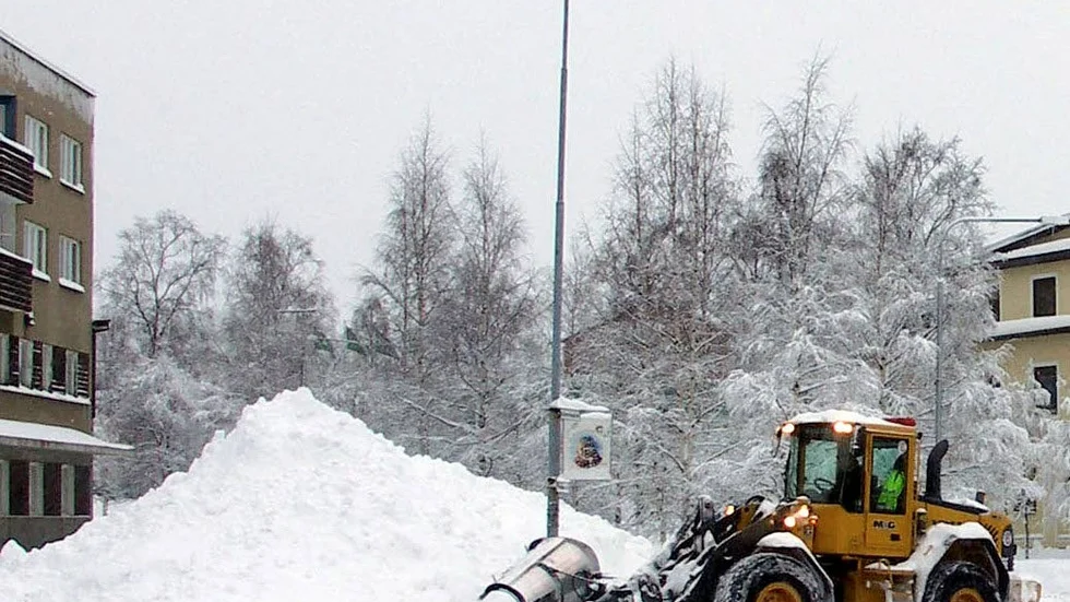 Malmberget. Varje vinter samma visa, snösvängen har att göra i Gällivare kommun.