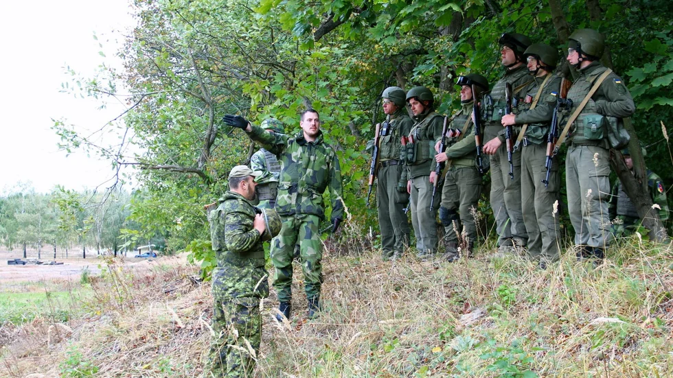 Försvarsmakten har sedan 2018 bidragit med personal till utbildningsinsatsen operation Unifier i Ukraina där ukrainska soldater tränas i västerländsk krigföring.