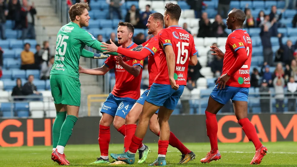 Helsingborgs målvakt Kalle Joelsson jublar med lagkamraterna efter att han räddat en straff hemma mot Elfsborg. Skåningarna vann med 1–0 efter att Taha Ali svarat för segermålet.