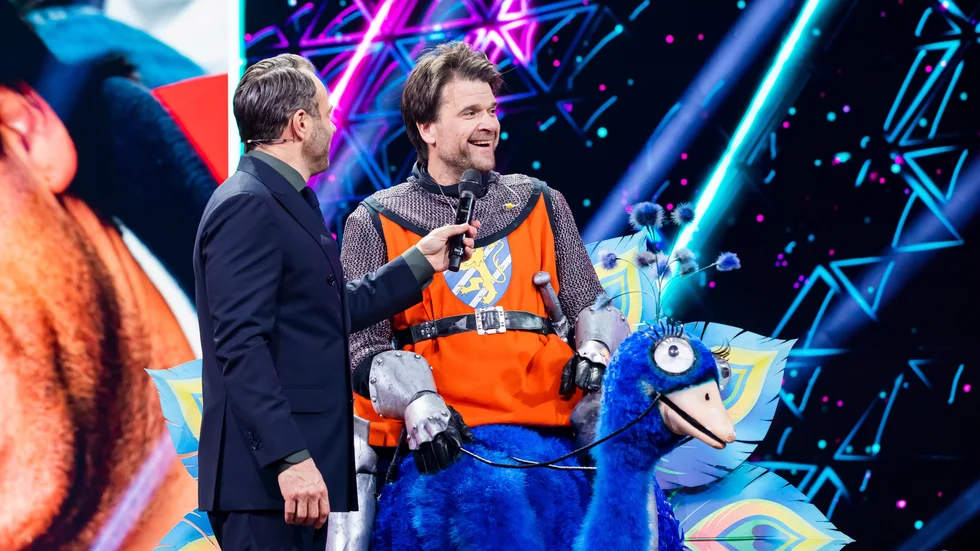 Bakom riddarrustningen dolde sig komikern och skådespelaren Peter Magnusson till vännen och tidigare kollegan David Hellenius stora överraskning. Pressbild.