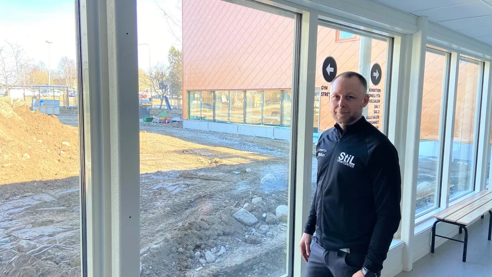 Jonas Abrahamsson, verksamhetsansvarig hos Stil, står framför det som på utsidan är tänkt att bli utegym i framtiden. Inom kort fattar kommunen beslut om de ska medfinansiera projektet. Gymmet kommer bli tillängligt för allmänheten.