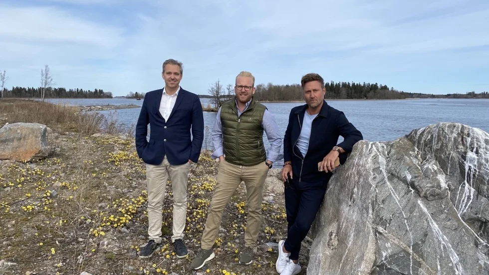 Byggentreprenörerna Johan von Holst, Philip Hård af Segerstad och Johan Hansson presenterade på måndagen sina byggplaner på Karlholms strand. Trion har precis påbörjat eller ska i närtid börja försäljningen av sina bostäder.