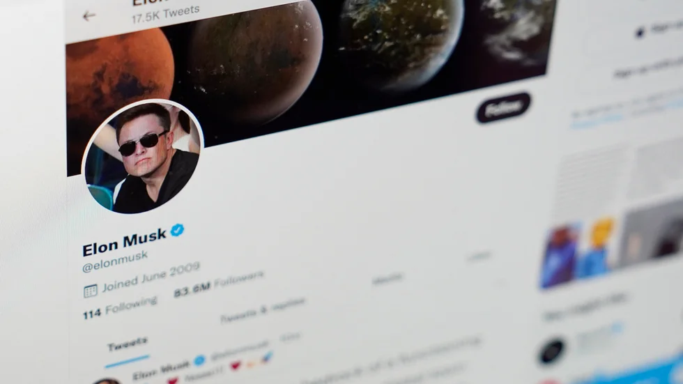 "Det är något nostalgiskt med Musks köp av Twitter. Han har lovat att se över algoritmerna och försöka främja ett bättre meningsutbyte, utan att för den skull tysta röster i onödan", skriver ledarskribenten.