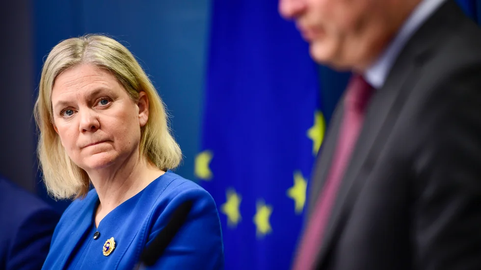 Regeringen presenterar en rad förslag riktade mot gängkriminaliteten, bland annat elektronisk övervakning av barn.