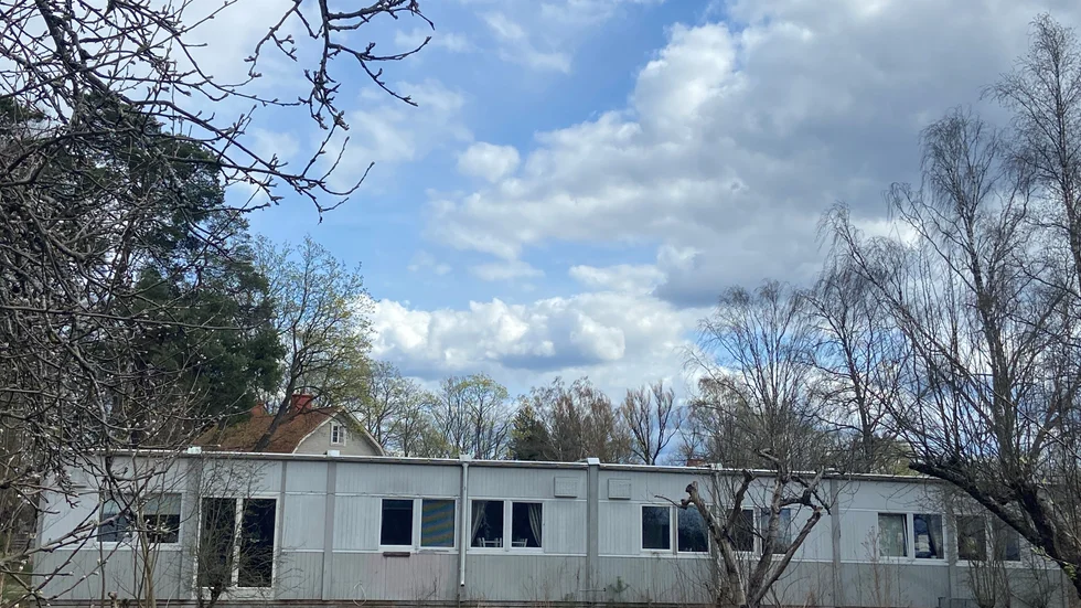 Kommunfastigheter glömde att söka nytt bygglov för bostadspaviljongerna på Hemgården. Nu riskerar man att få en rejäl sanktionsavgift.