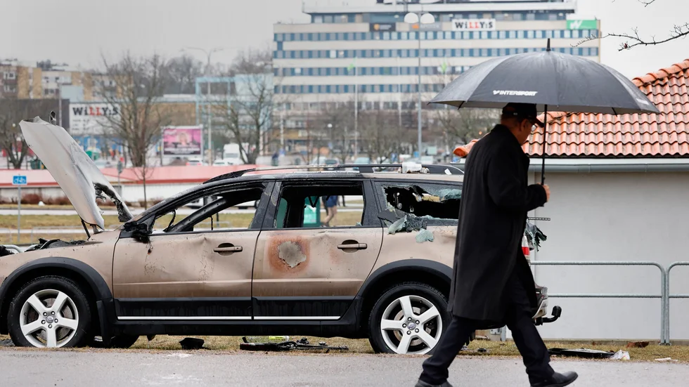 En utbränd civil polisbil i stadsdelen Skäggetorp i Linköping. En syn vi inte vill ha, menar skribenten som menar att samhället nu måste stå upp för rättssäkerhet, för yttrandefrihet, för demokrati, för den fria världens värderingar och för jämställdhet. 