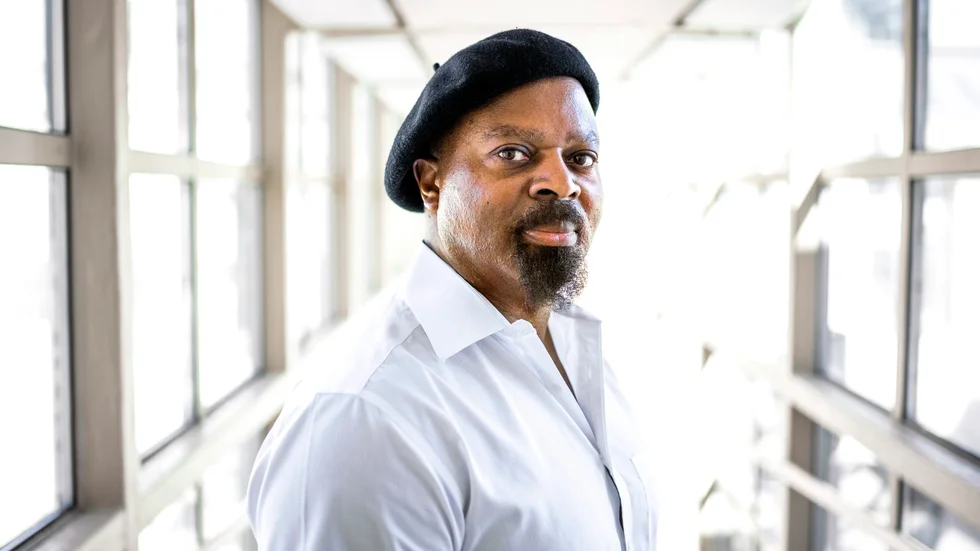 Den nigeriansk-brittiske författaren Ben Okri är i Sverige i samband med att dramatiseringen av hans böcker om andepojken Azaro har premiär på Dramaten.